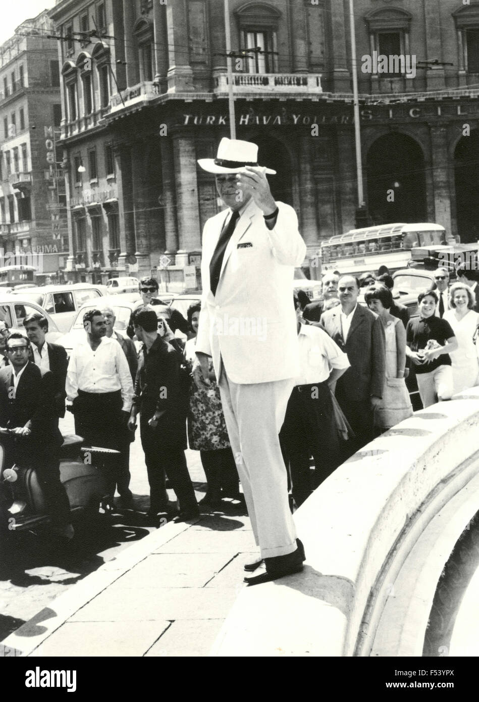 Der amerikanische Schauspieler John Wayne zu Fuß in Rom, Italien Stockfoto
