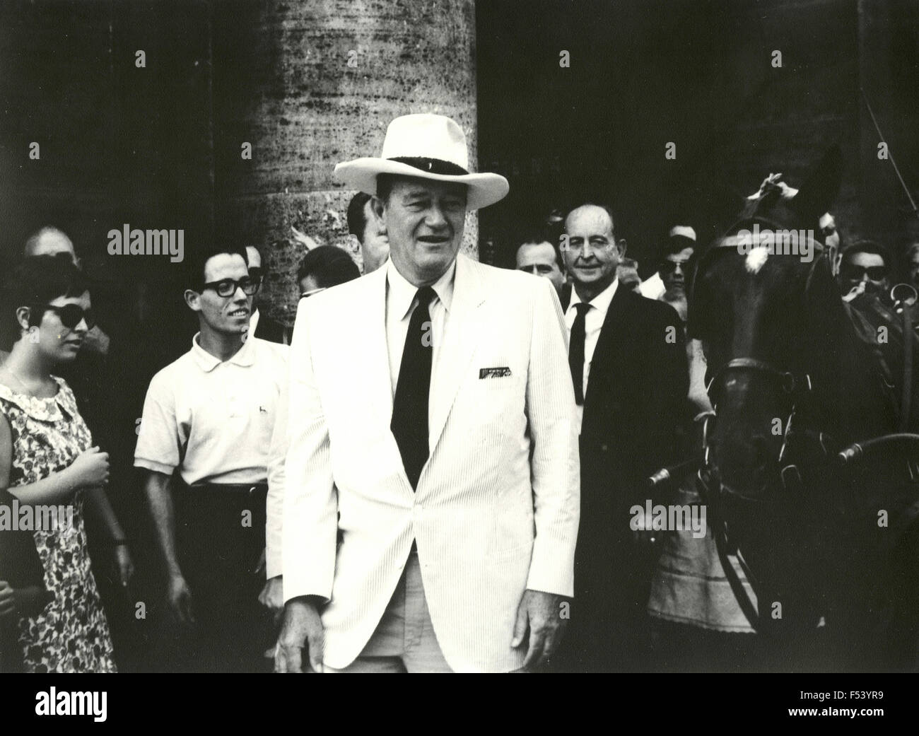Der amerikanische Schauspieler John Wayne zu Fuß in Rom, Italien Stockfoto