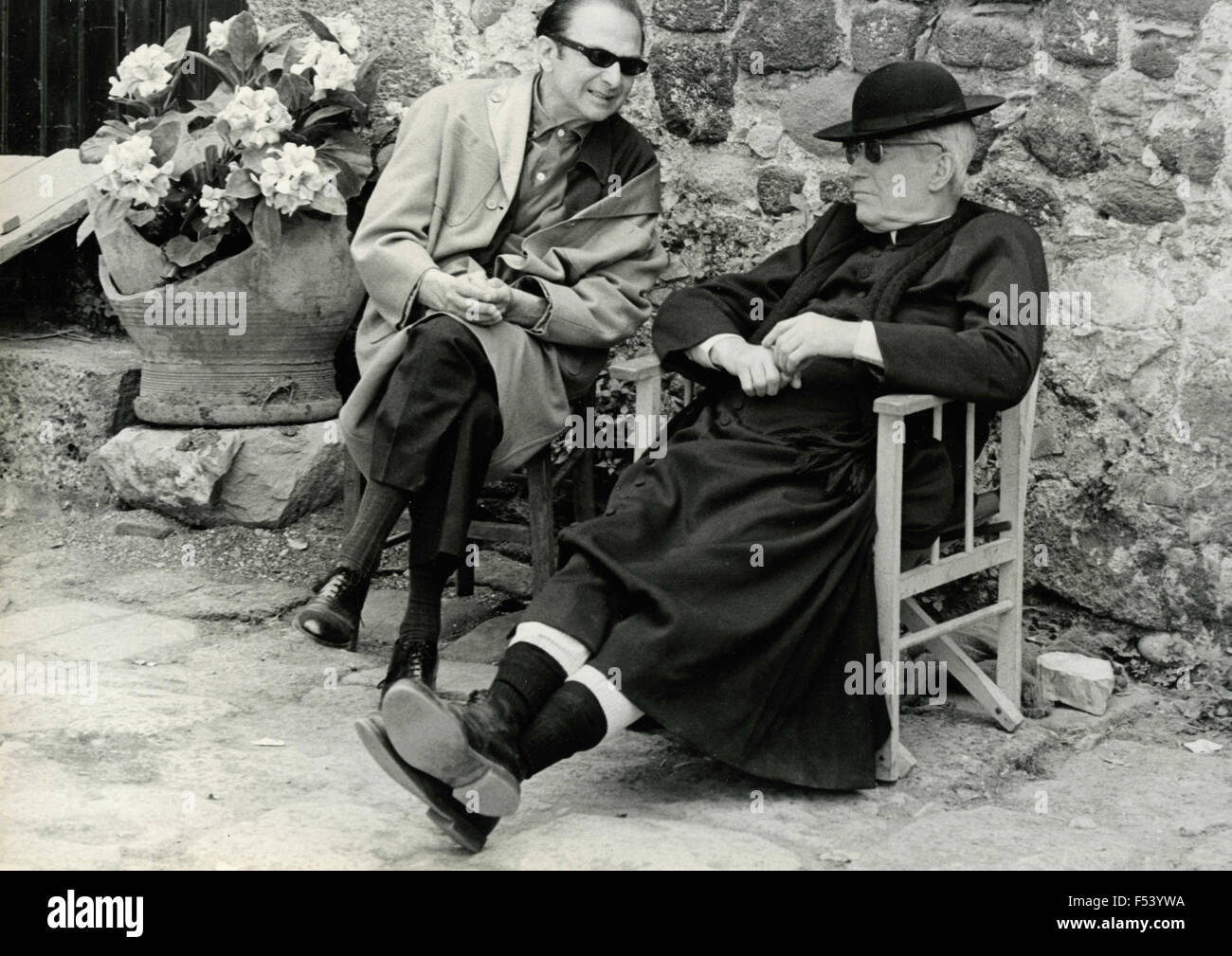 Der französische Schauspieler Maurice Chevalier als Priester verkleidet Stockfoto