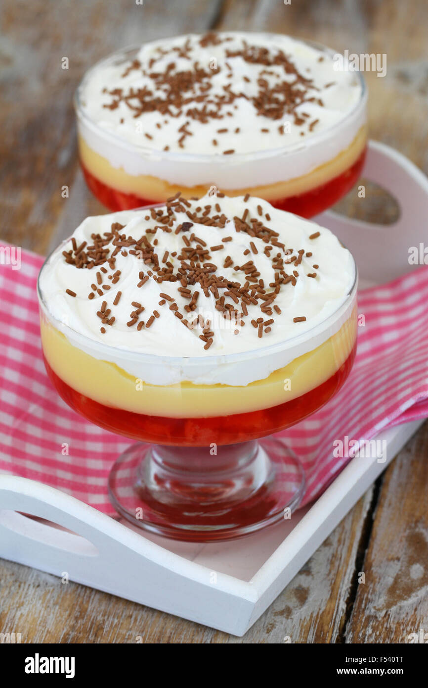 Erdbeer-Trifle Dessert mit frischer Sahne und bestreut mit Schokolade Stockfoto