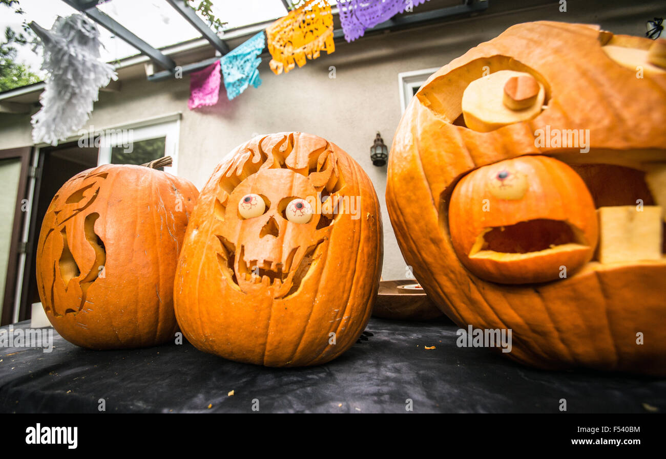 Halloween-Kürbis schnitzen. Stockfoto