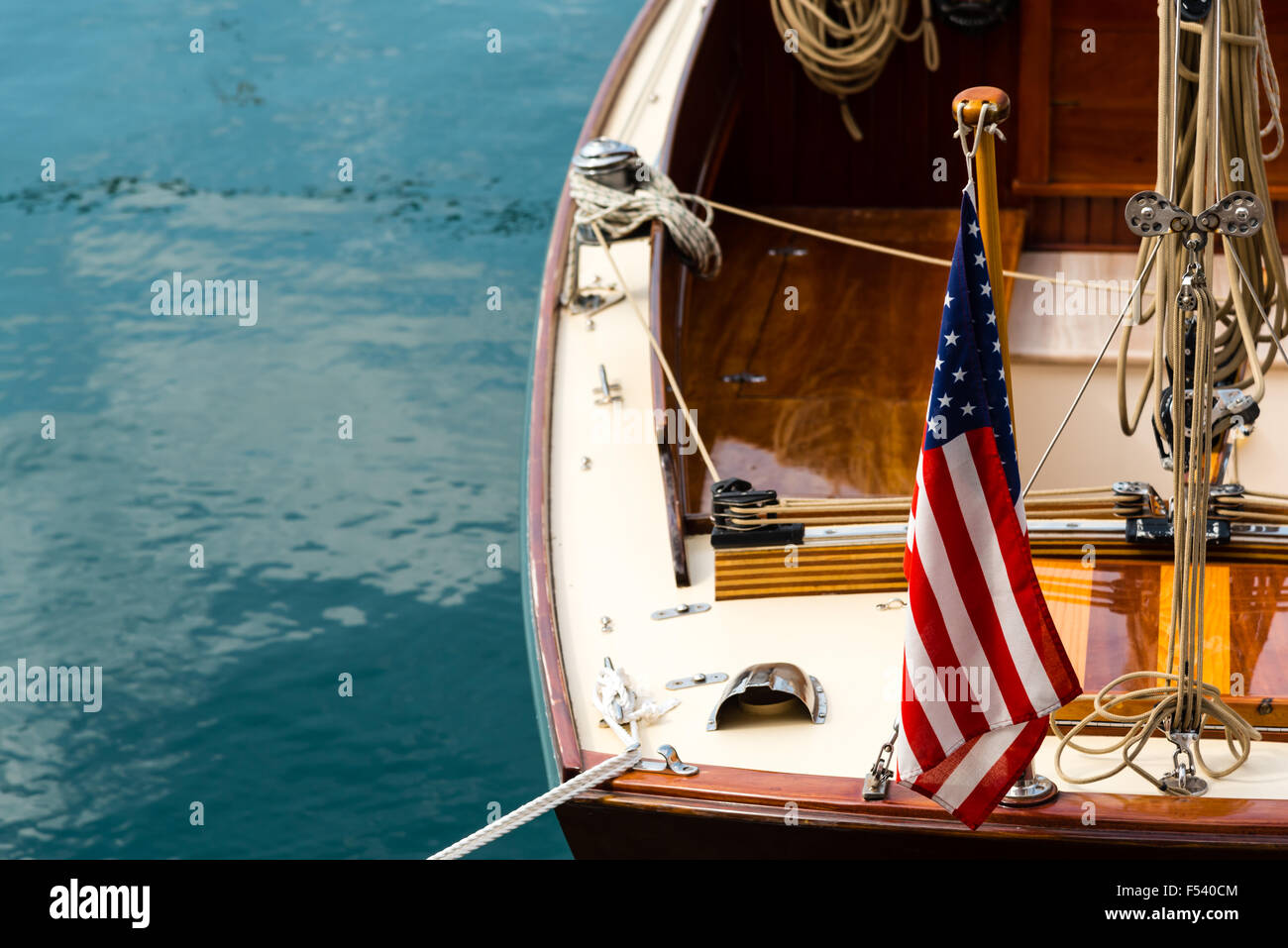 Vintage Holz Segelboot mit einer amerikanischen Flagge Stockfoto
