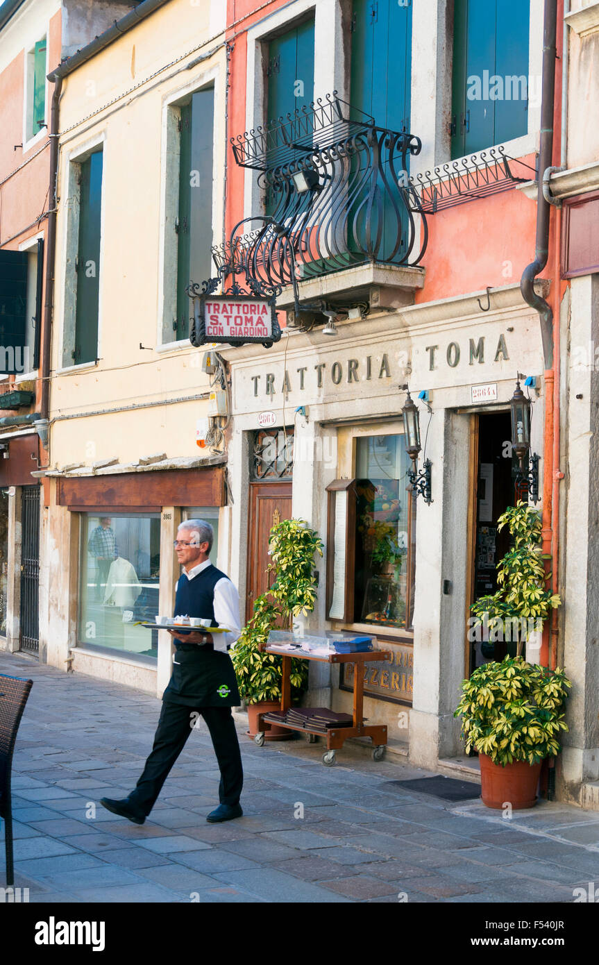 Kellner auf dem Platz vor der Trattoria Toma, San Toma, Venedig, Italien Stockfoto