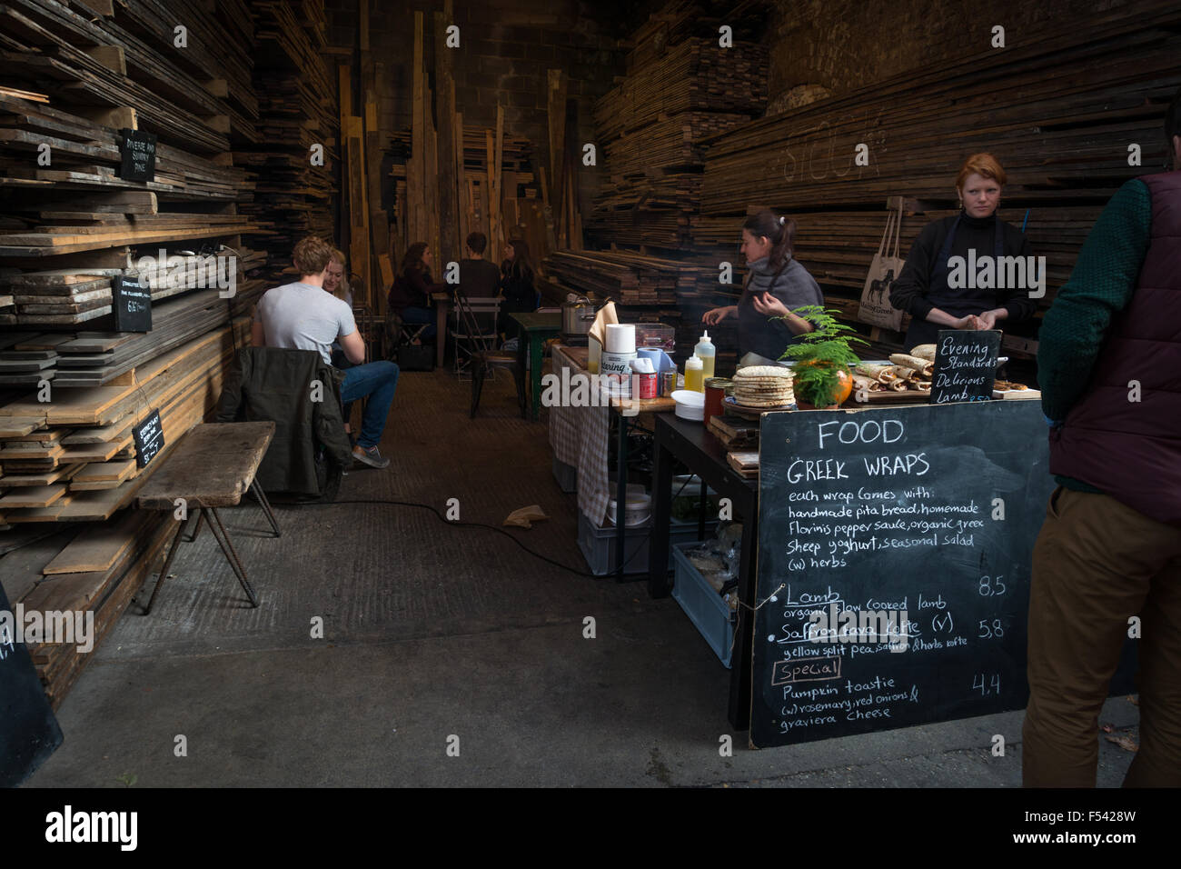 De Lifestyle: In einem straßenverkäufer Restaurant an der trendigen und lebhaften Maltby Street Market, London, SE1 Stockfoto