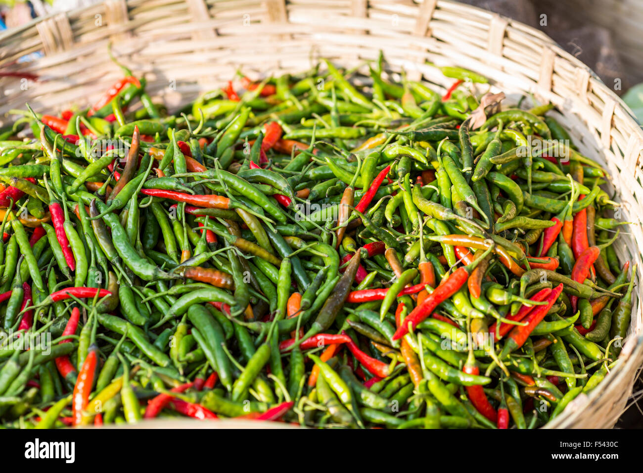 Rote und grüne Chilischoten in Punakha Straßenmarkt, Bhutan Stockfoto