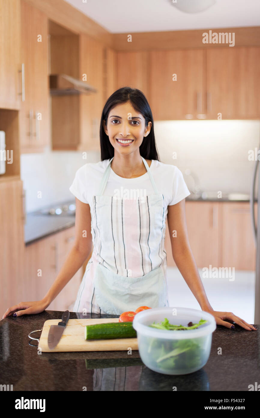 schöne junge indische Frau in der Küche zu Hause kochen Stockfoto