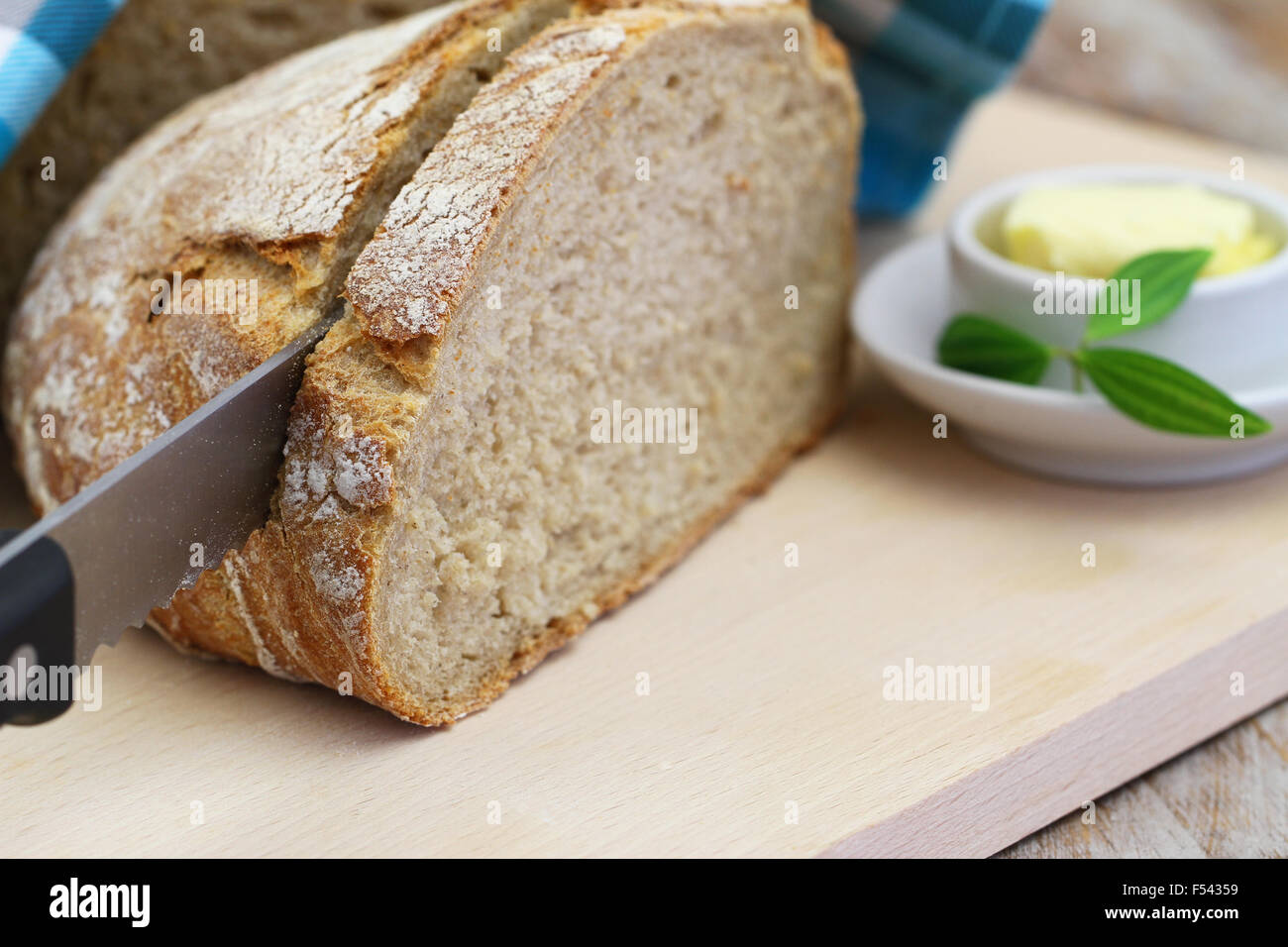 Rustikales Roggenbrot auf Holzbrett, Nahaufnahme Stockfoto