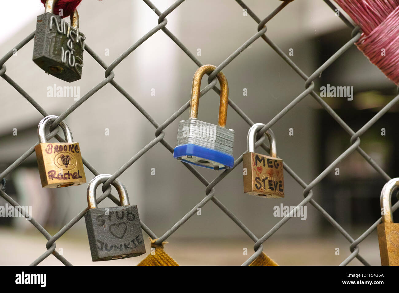 Liebe sperren oder Liebe Vorhängeschlösser an einem Zaun in Spitalfields in der Nähe von Shoreditch High Street in London mit den Namen der Liebenden Stockfoto