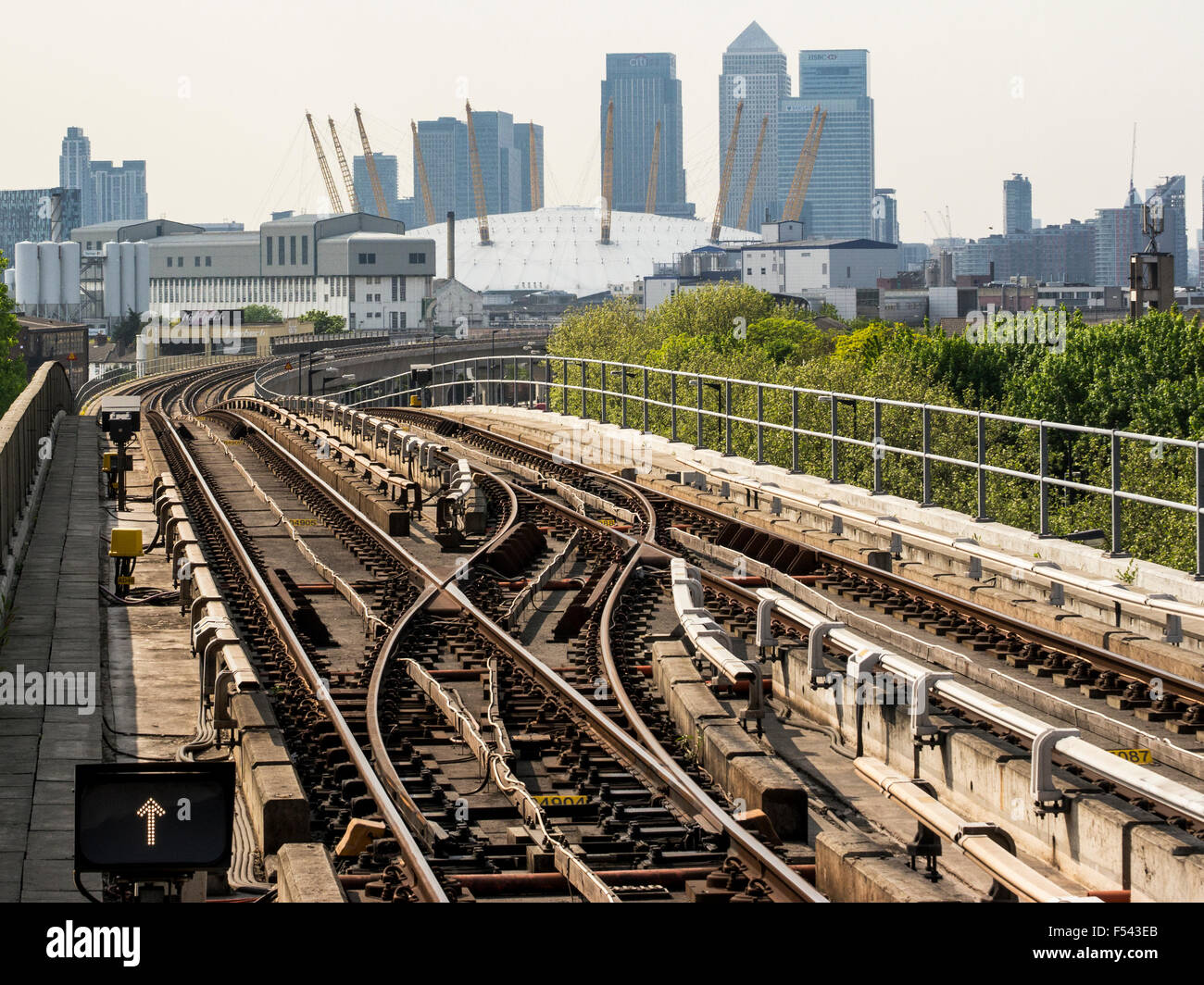 Dockland Light Railway Tracks in Richtung Canary Wharf und die Stadt mit dem O2-Zentrum im Vordergrund Stockfoto