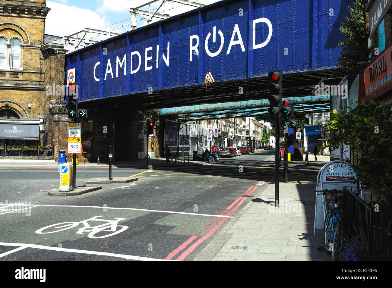 Camden Road zeigt der London Overground Eisenbahnbrücke neu lackiert mit Standort Stockfoto