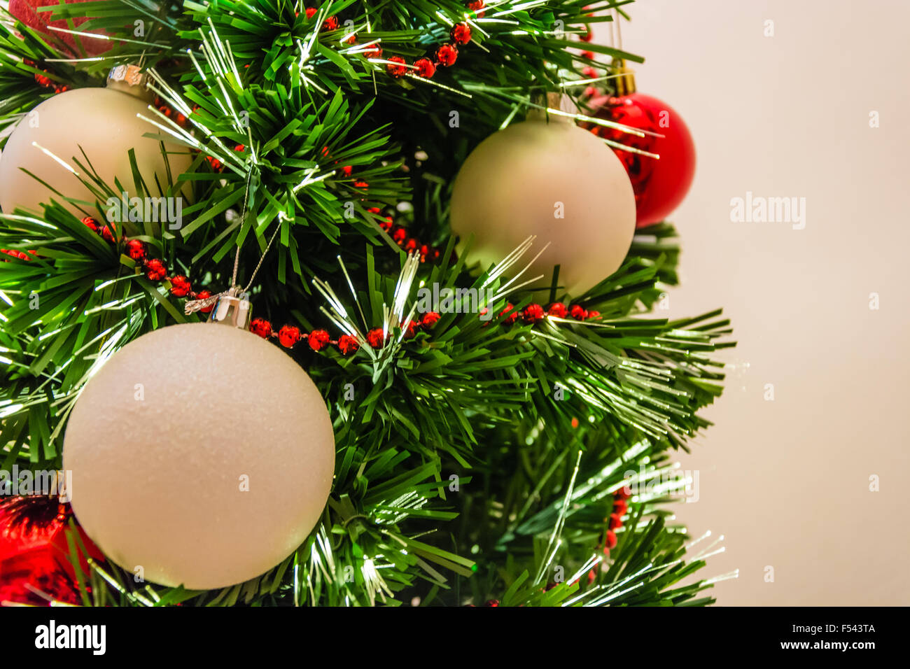 Nahaufnahme von ein geschmückter Weihnachtsbaum mit weißen und roten Kugeln Stockfoto
