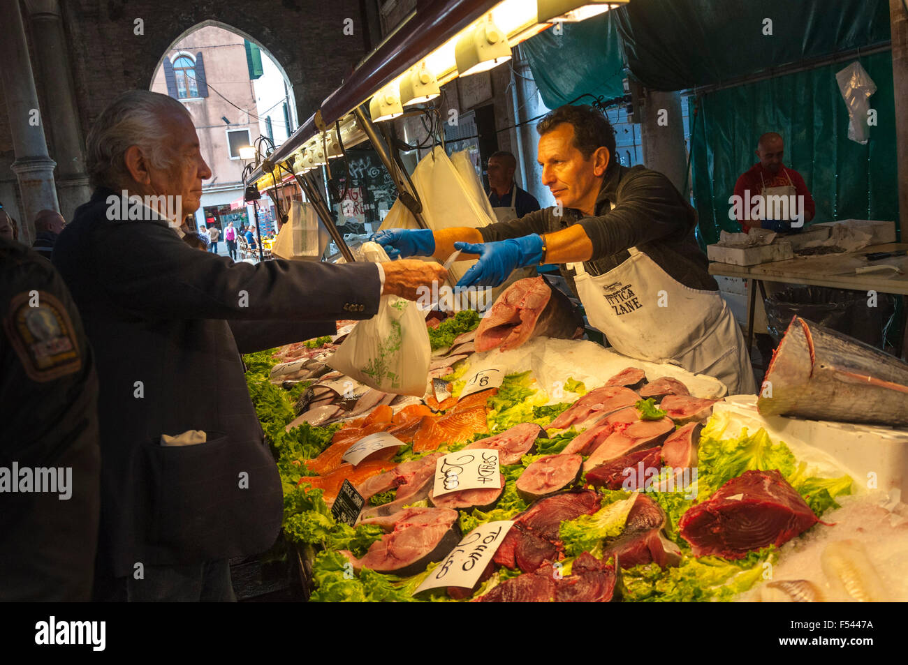 Menschen, die Einkaufen für Fisch in der Pescheria Fisch Markt der Mercato di Rialto, Venedig, Italien Stockfoto