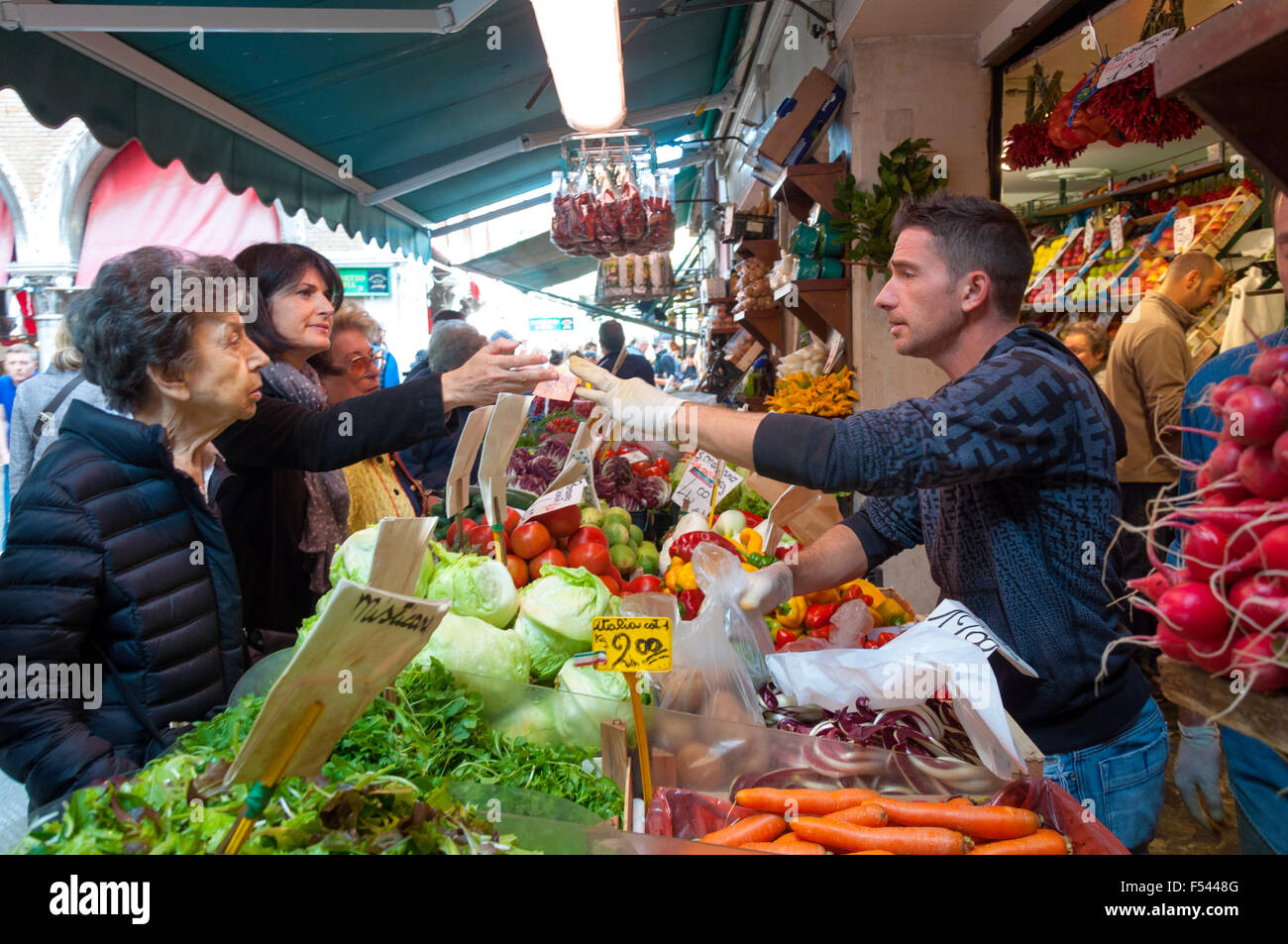 Shopping für Obst und Gemüse an die Erberia der pflanzlichen Teil des Mercato di Rialto, Venedig, Italien Stockfoto