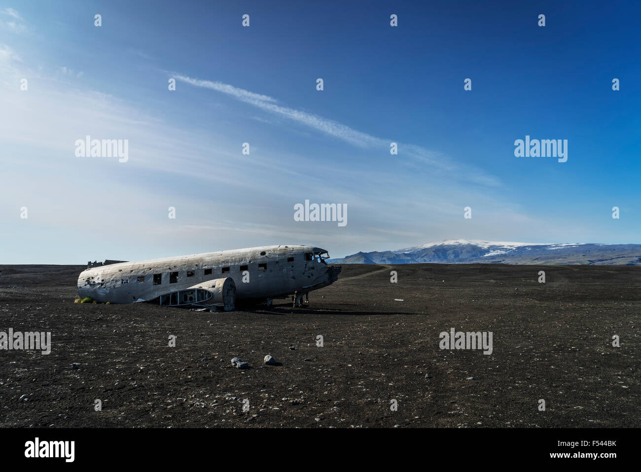 Trümmer von einem alten Flugzeugabsturz auf sollen schwarzen Sandstrand, South Coast Island Stockfoto
