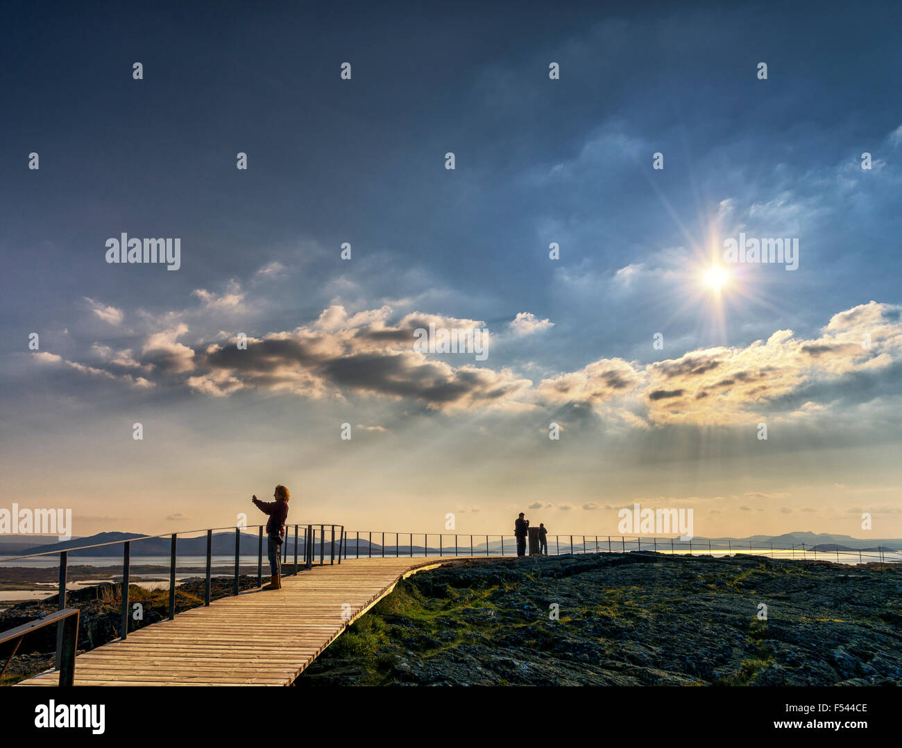Touristen, die Bilder von See Thingvellir an den Nationalpark Thingvellir, Island Stockfoto