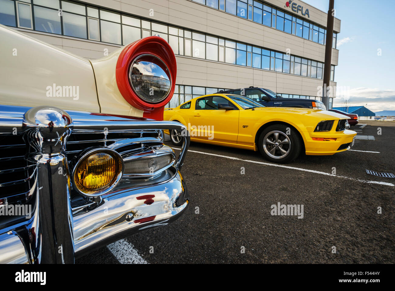 Oldtimer Ford Victoria und Mustang, Reykjavik, Island Stockfoto