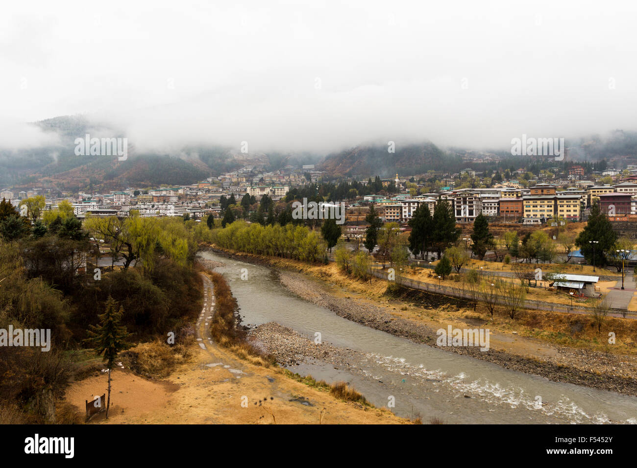 Blick auf Thimphu aus über den Fluss, mit Schnee Stockfoto