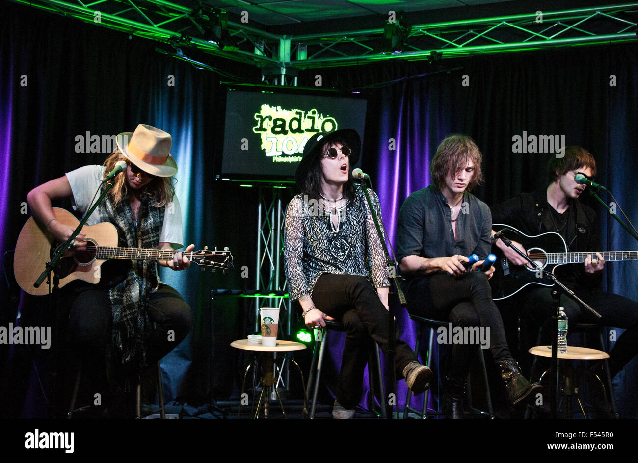 Bala Cynwyd, Pennsylvania, USA. 24. Oktober 2015. Britische Punk-Band führen die Streben am Radio 104,5 Ergebn Stockfoto