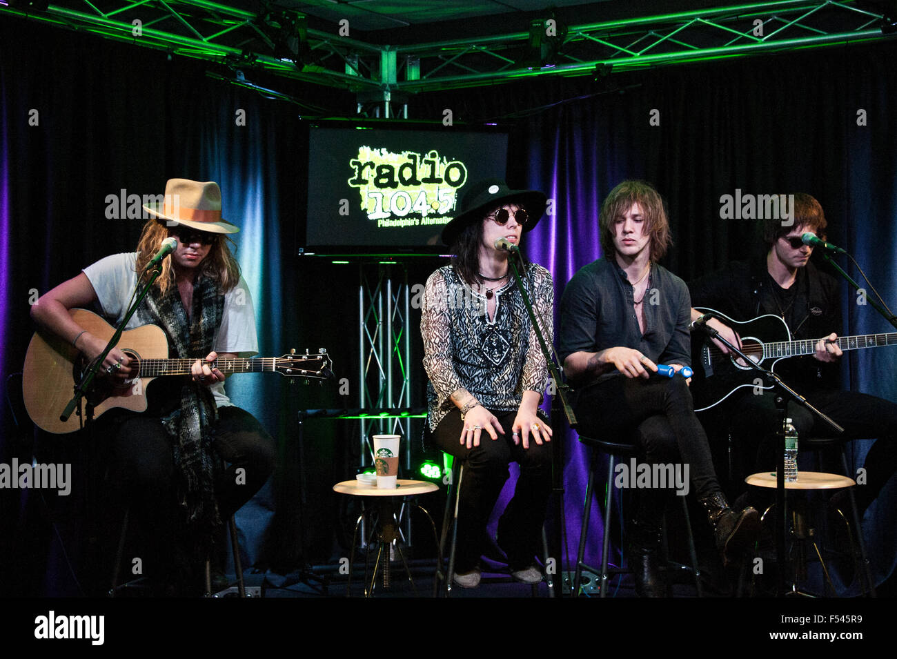 Bala Cynwyd, Pennsylvania, USA. 24. Oktober 2015. Britische Punk-Band führen die Streben am Radio 104,5 Ergebn Stockfoto