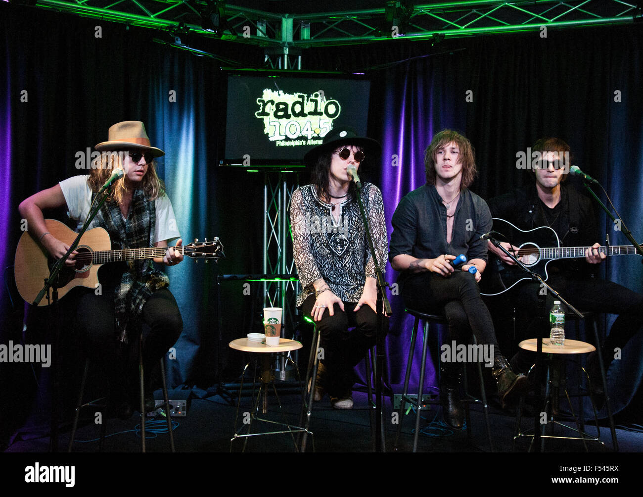 Bala Cynwyd, Pennsylvania, USA. 24. Oktober 2015. Britische Punk-Band führen die Streben am Radio 104,5 Ergebn Stockfoto