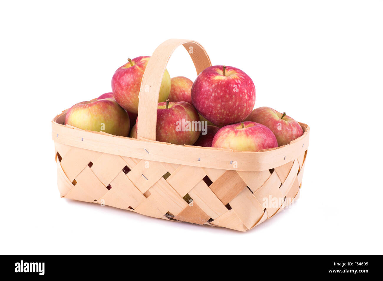 Frische Äpfel in einem hölzernen Korb auf weißem Hintergrund Stockfoto