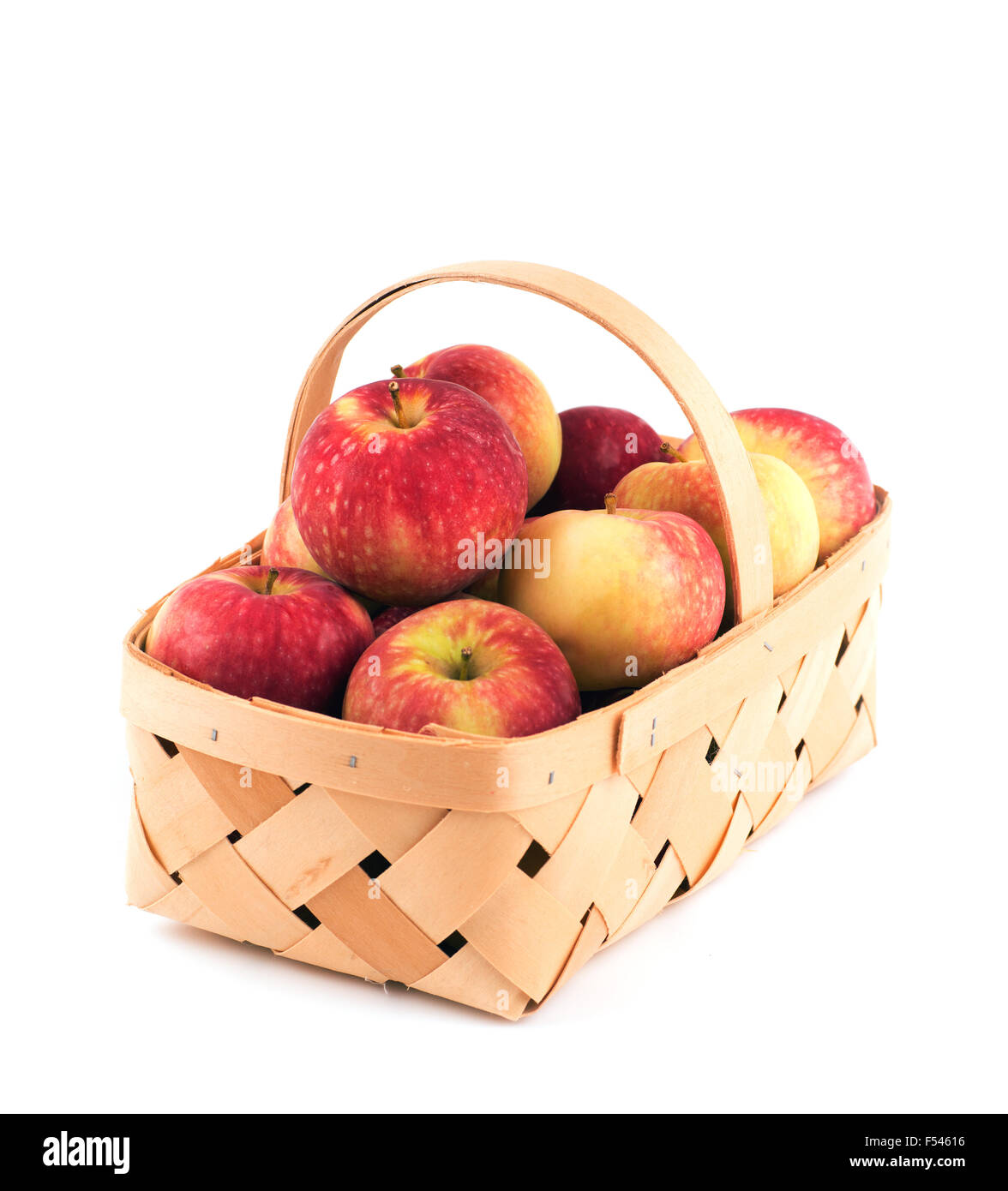 Korb voll mit roten Äpfel, auf weiß Stockfoto