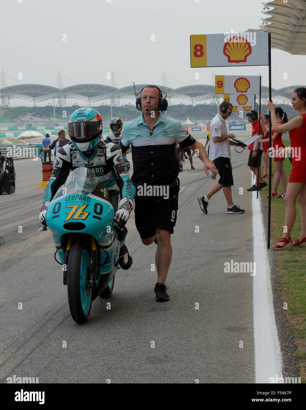 Sepang Circuit, Malaysia. 25. Oktober 2015. Japaner Hiroki Ono vor dem Moto3-Rennen der Shell Malaysia Motorrad Grand Stockfoto