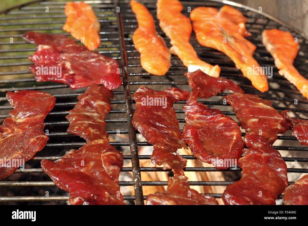 Rind und Lachs links zu rauchen Stockfoto