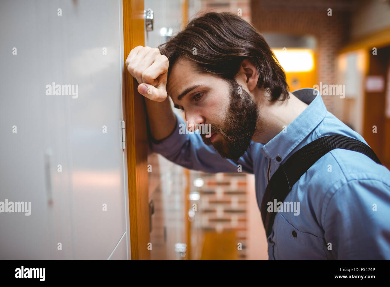 Hipster-Student spürt den Druck Stockfoto