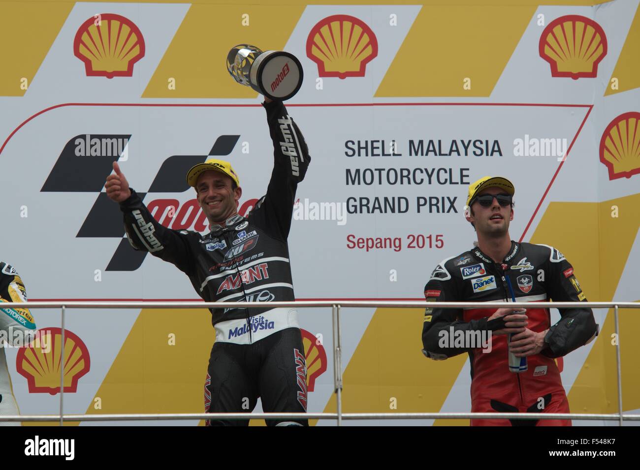 Sepang Circuit, Malaysia. 25. Oktober 2015. Johann Zarco hebt seine Trophäe nach dem Moto2-Rennen in der Shell Malaysia Motorrad Gr Stockfoto