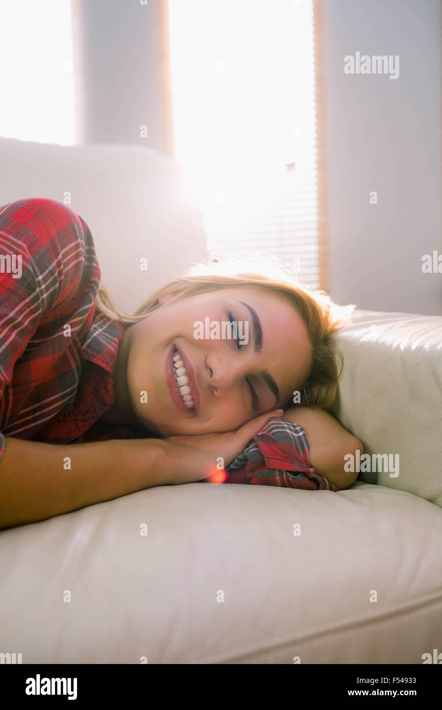 Hübsche Blondine Nickerchen auf couch Stockfoto