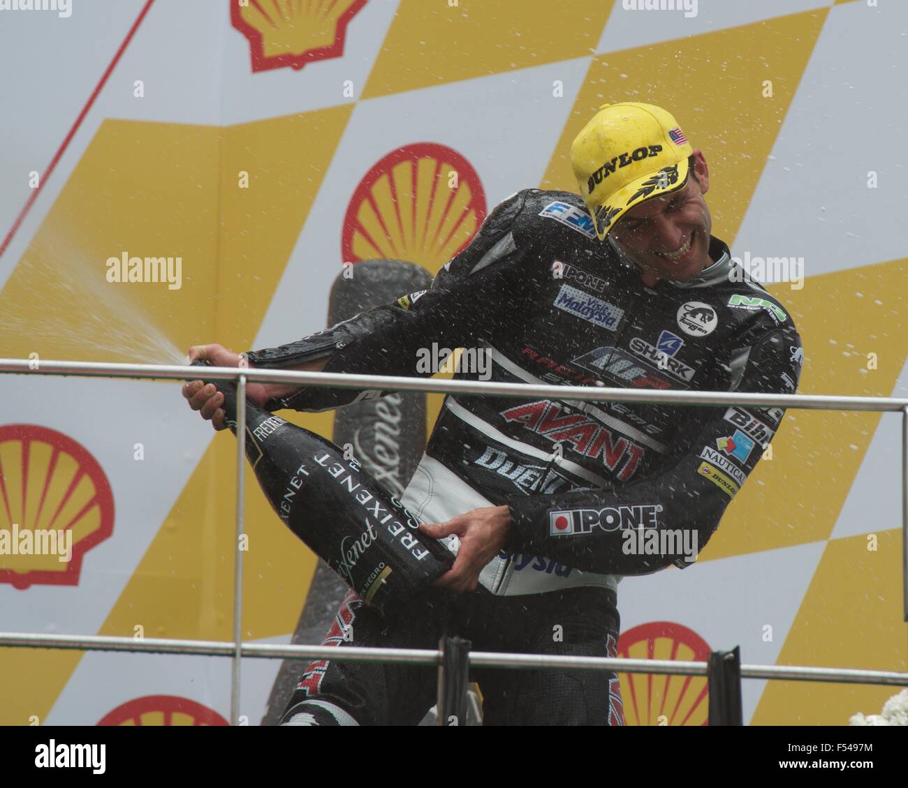 Sepang Circuit, Malaysia. 25. Oktober 2015. Johann Zarco Spritzen Champagner nach dem Gewinn der Moto2-Rennen bei der Shell-Malaysia-Mot Stockfoto