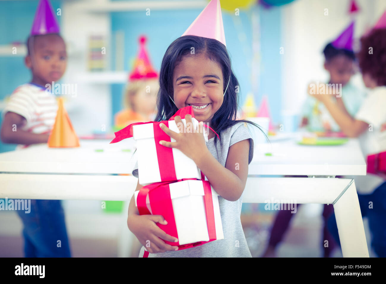 Lächelndes Mädchen auf Geburtstagsparty Stockfoto