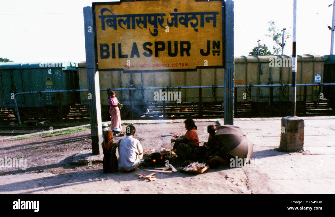 Hausmannskost auf Bahnhof Bahnsteig in Bilaspur Umsteigebahnhof Indien - 1992 Foto von Simon Dack Stockfoto