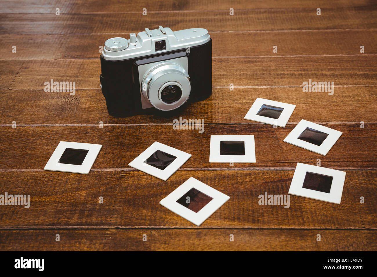 Blick auf eine alte Kamera mit Fotos Dias Stockfoto