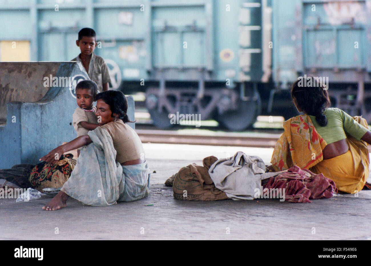 Frauen und Kinder, die in Armut auf Bahnhofsbahnsteig Indien leben - 1992 Stockfoto