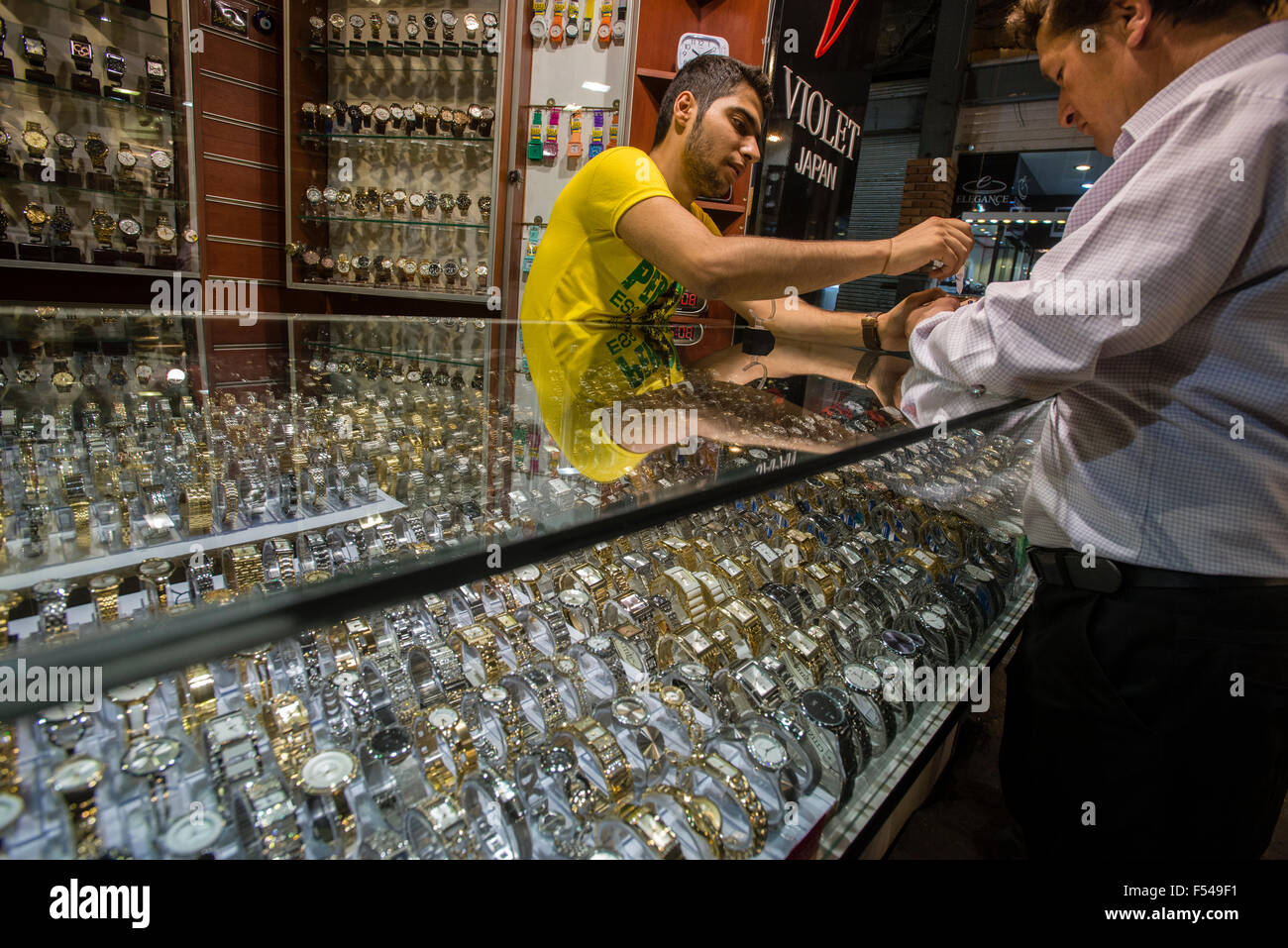 Uhren zum Verkauf in Teheran, Iran Stockfoto