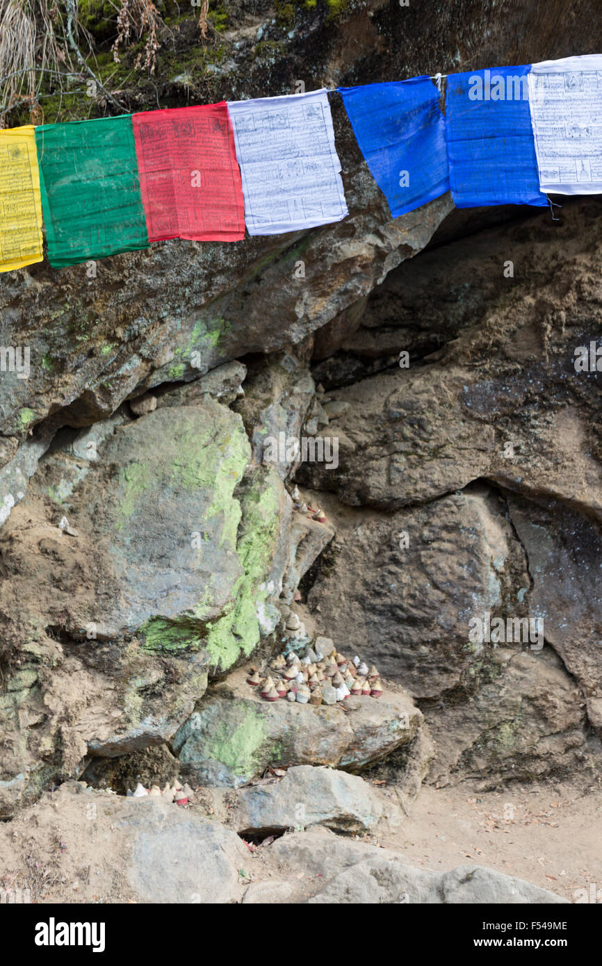 Gebetsfahnen und Mini Chörten auf Weg zur Tiger Nest Kloster in der Nähe von Paro, Bhutan Stockfoto