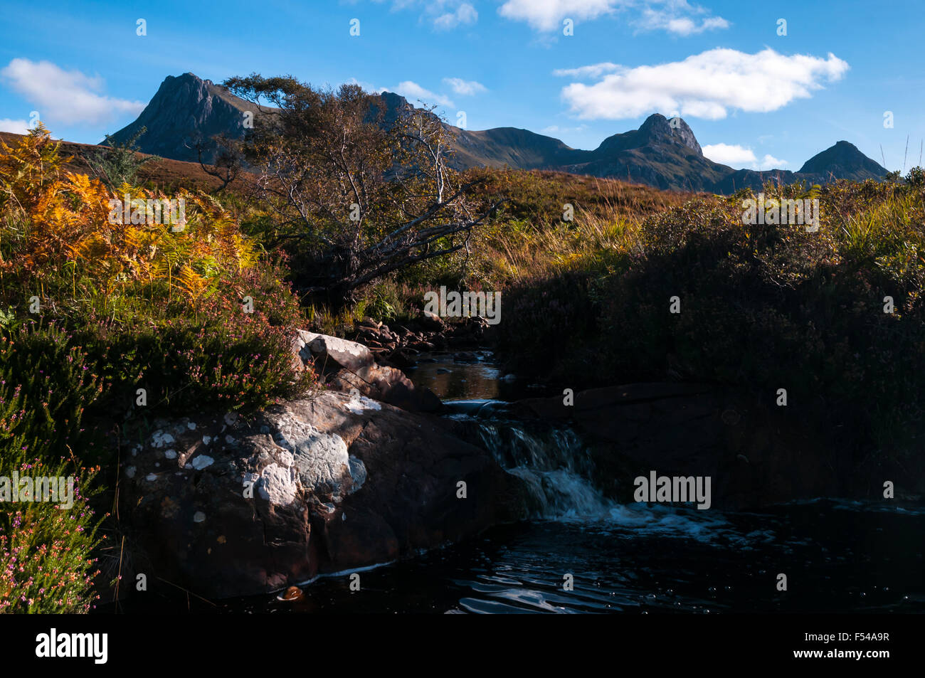 Die Westflanke des Ben Loyal mit einem Wasserfall im Vordergrund, Sutherland, Schottland Stockfoto