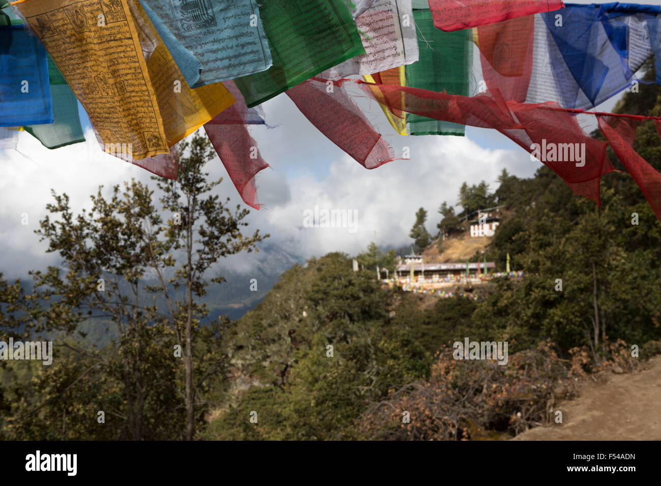 Gebetsfahnen und Gebäude auf Weg zur Tiger Nest Kloster, Paro, Bhutan Stockfoto