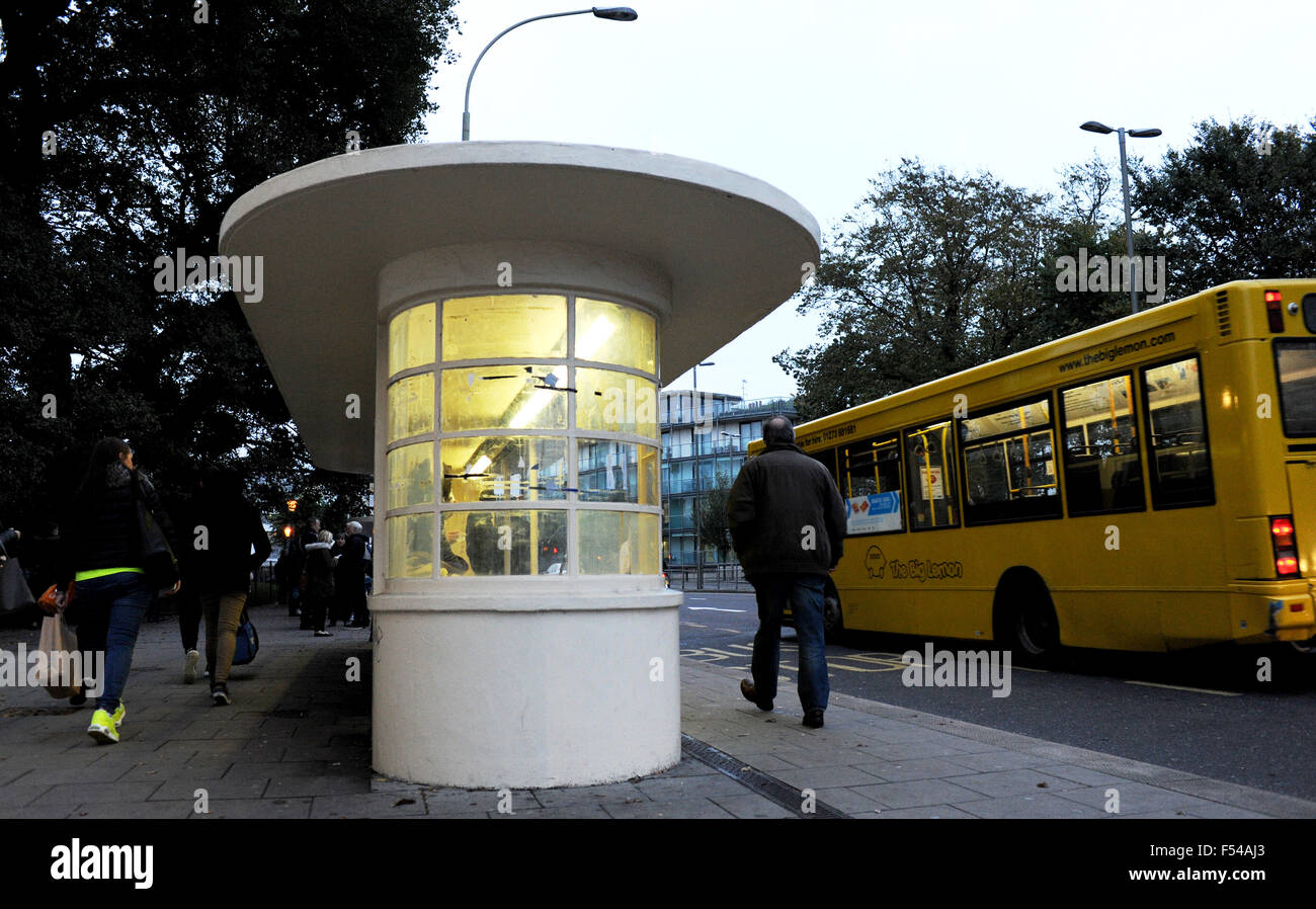 Art-Deco-Stil Buswartehäuschen in der alten Steine Brighton mit großen gelben Bus Anfahren UK Stockfoto