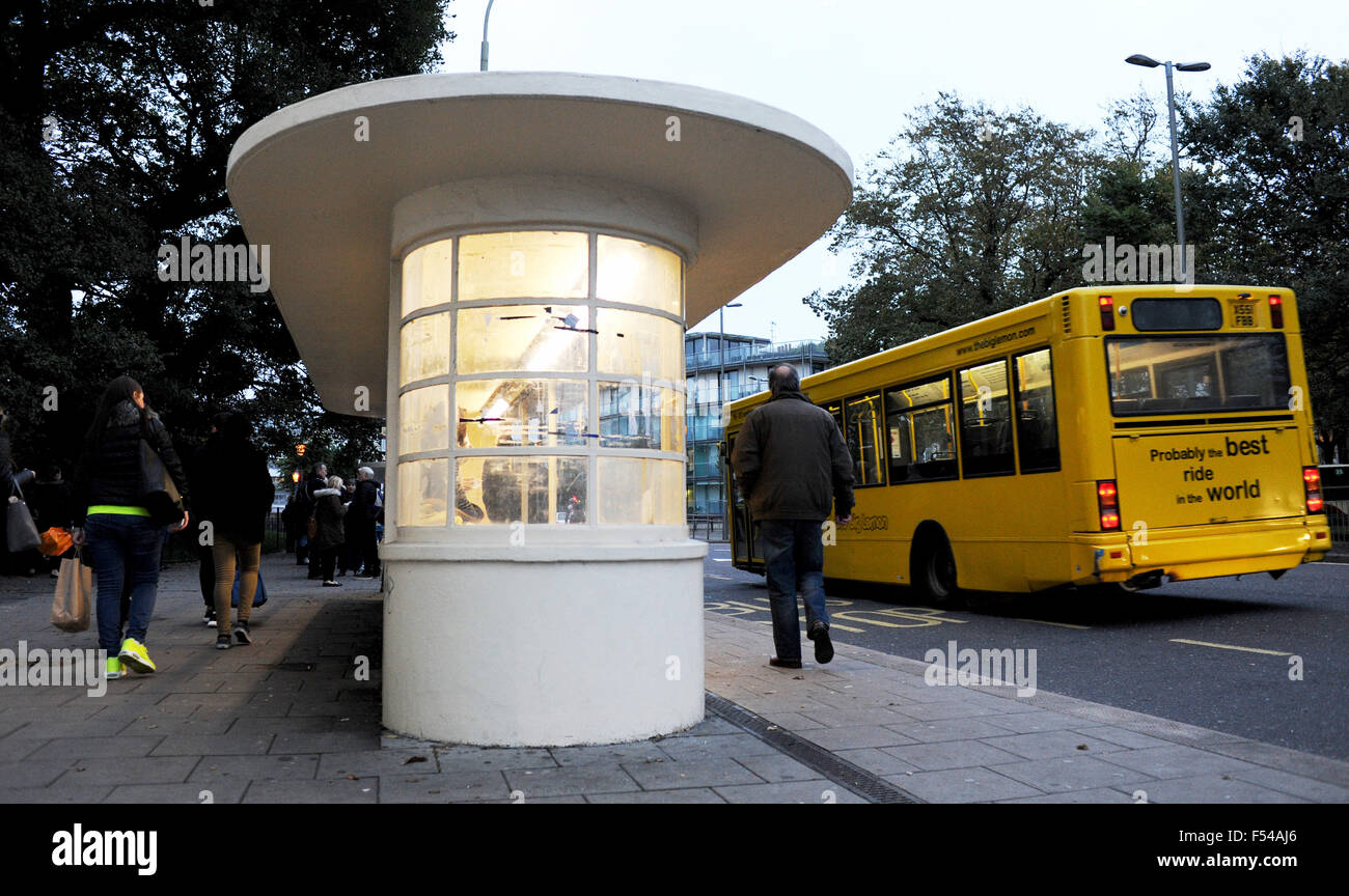 Art-Deco-Stil Buswartehäuschen in der alten Steine Brighton mit großen gelben Bus Anfahren UK Stockfoto