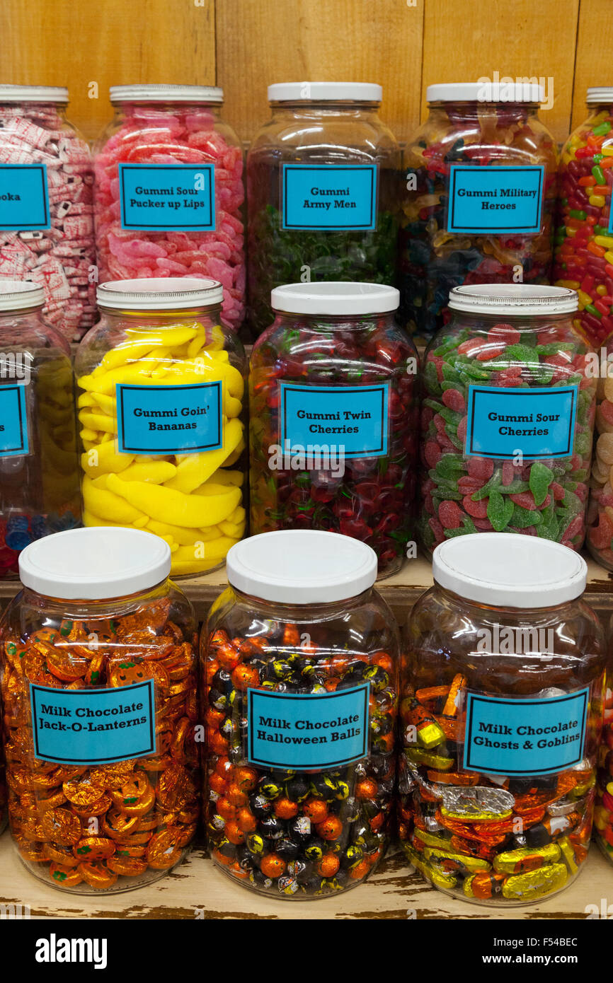Gläser mit bunten Süßigkeiten Süßigkeiten, Süßigkeiten Chutters Shop, Littleton, New Hampshire, USA Stockfoto