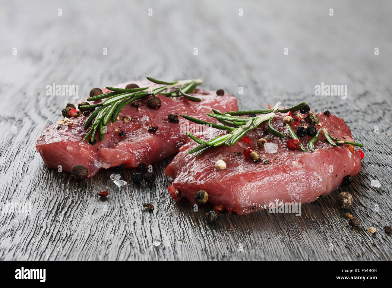 Zwei rohes Rindfleisch-Steaks in Gewuerze Stockfotografie - Alamy