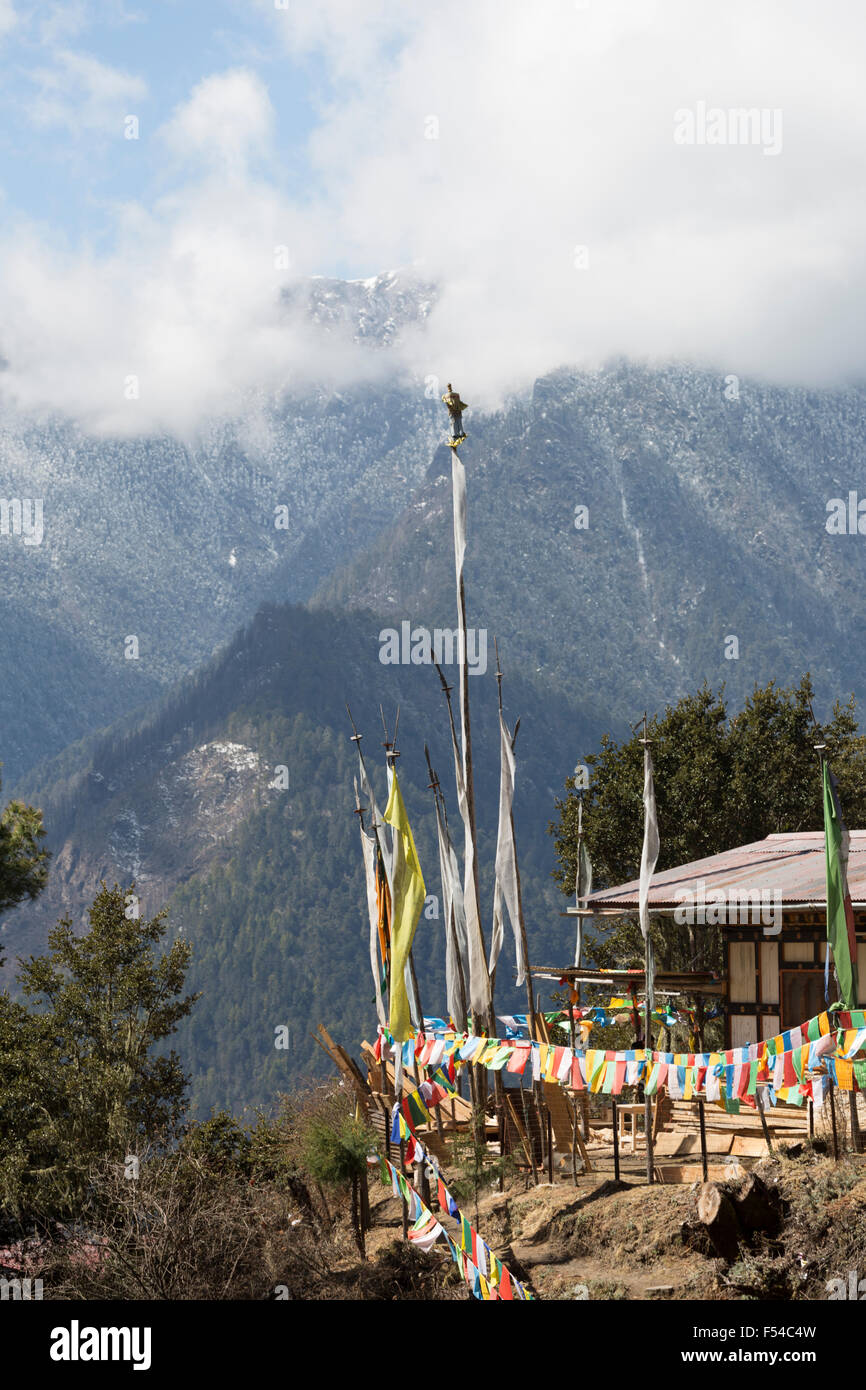Gebetsfahnen auf Weg zur Tiger Nest Kloster, Paro, Bhutan Stockfoto