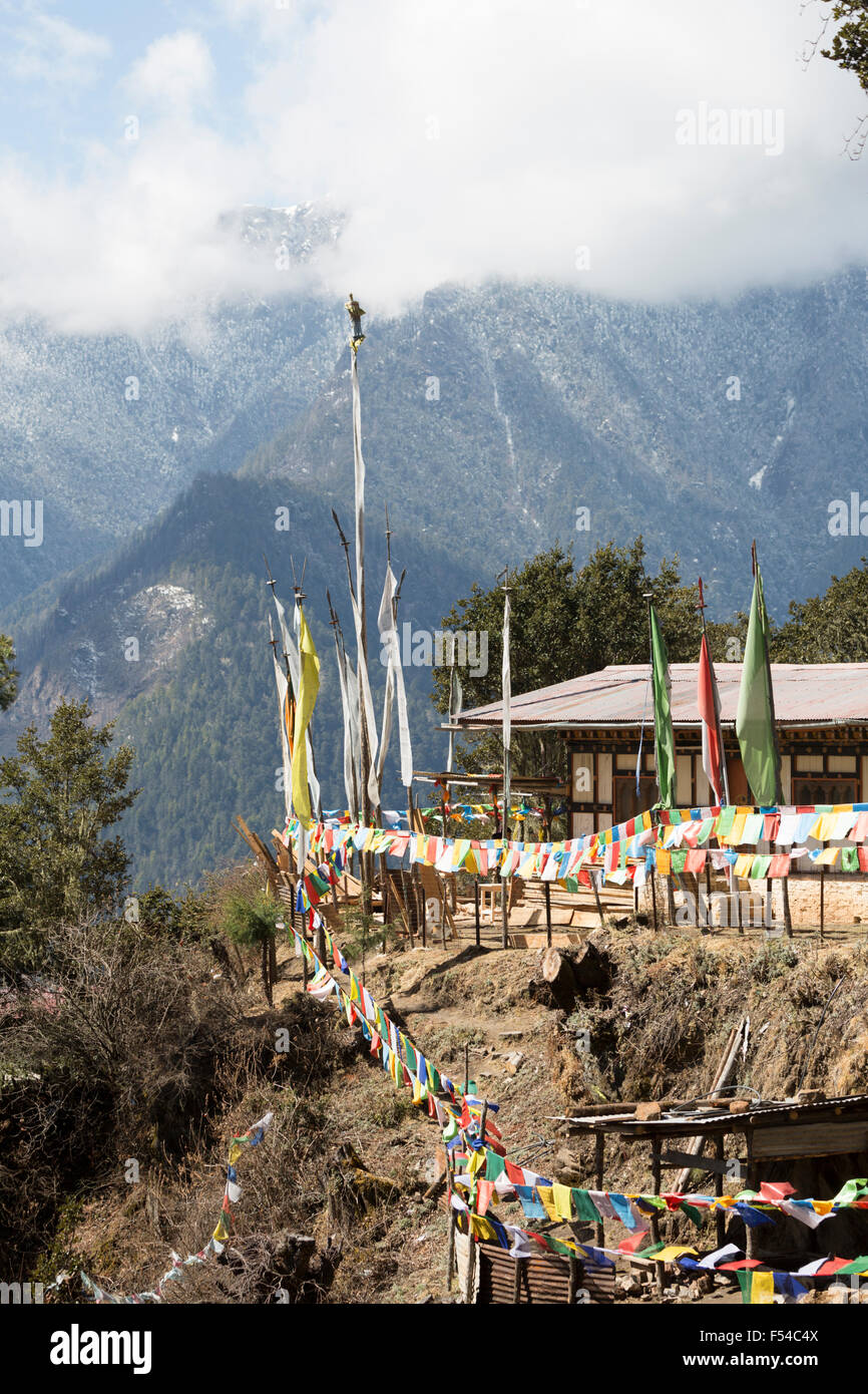 Gebetsfahnen auf Weg zur Tiger Nest Kloster, Paro, Bhutan Stockfoto