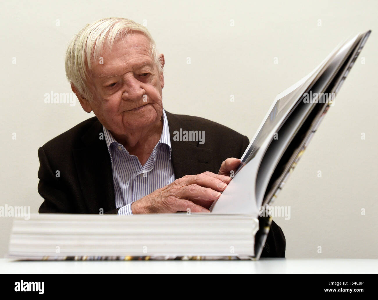 Prag, Tschechische Republik. 27. Oktober 2015. Ausstellung Karel Malich 91 91. Geburtstag des Malers und Bildhauers Karel Malich (im Bild) beginnt in Prag, Tschechische Republik, 27. Oktober 2015. © Roman Vondrous/CTK Foto/Alamy Live-Nachrichten Stockfoto