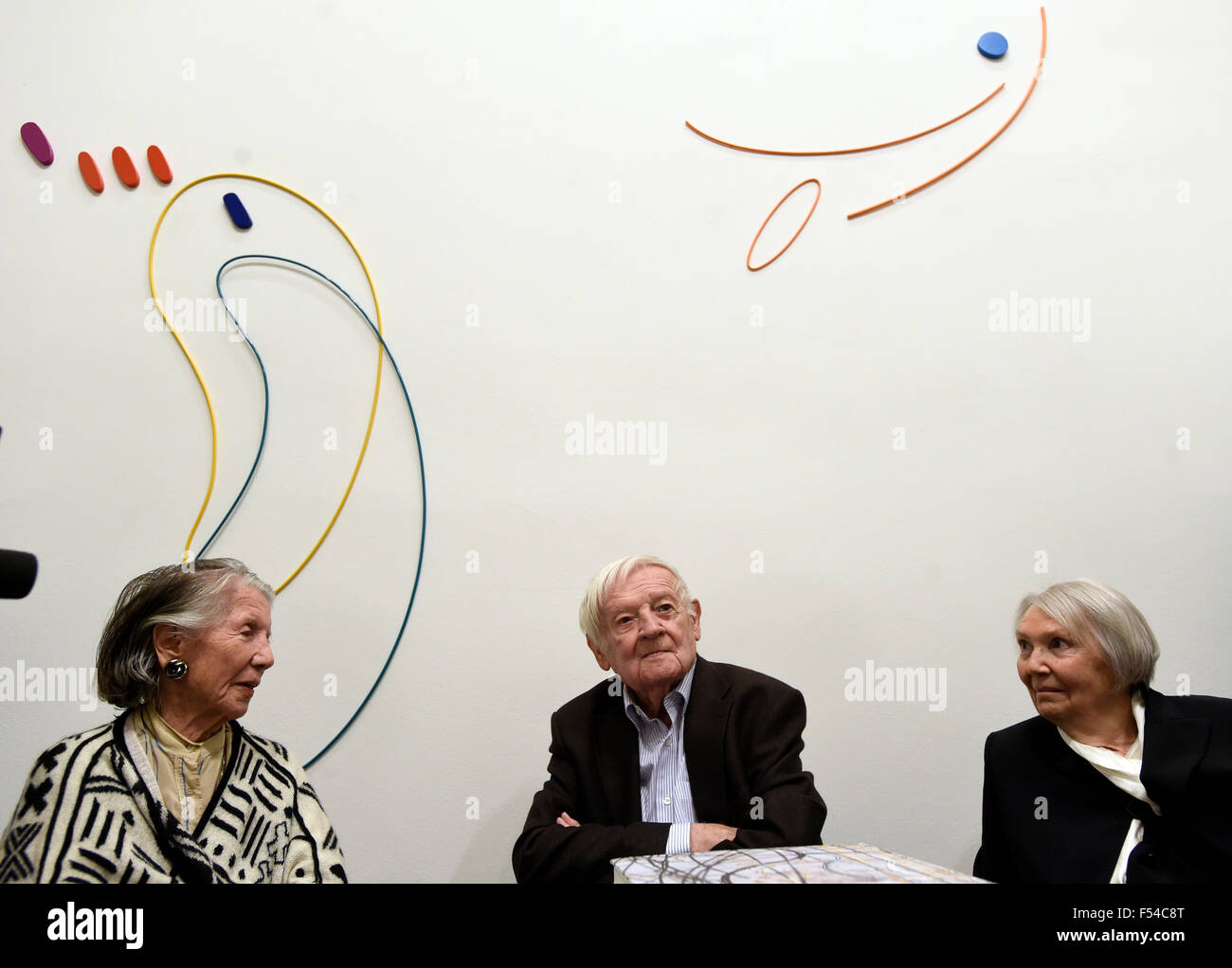 Prag, Tschechische Republik. 27. Oktober 2015. Ausstellung Karel Malich 91 91. Geburtstag des Malers und Bildhauers Karel Malich (Mitte) beginnt in Prag, Tschechische Republik, 27. Oktober 2015. Im Bild links Kunstsammler und Mäzen der Kunst Meda Mladkova. © Roman Vondrous/CTK Foto/Alamy Live-Nachrichten Stockfoto