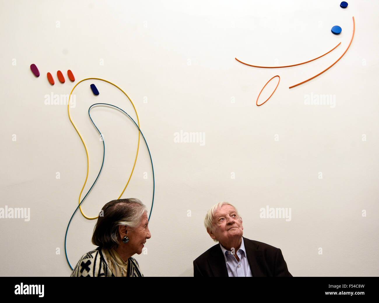 Prag, Tschechische Republik. 27. Oktober 2015. Ausstellung Karel Malich 91 91. Geburtstag des Malers und Bildhauers Karel Malich (rechts) beginnt in Prag, Tschechische Republik, 27. Oktober 2015. Im Bild links Kunstsammler und Mäzen der Kunst Meda Mladkova. © Roman Vondrous/CTK Foto/Alamy Live-Nachrichten Stockfoto