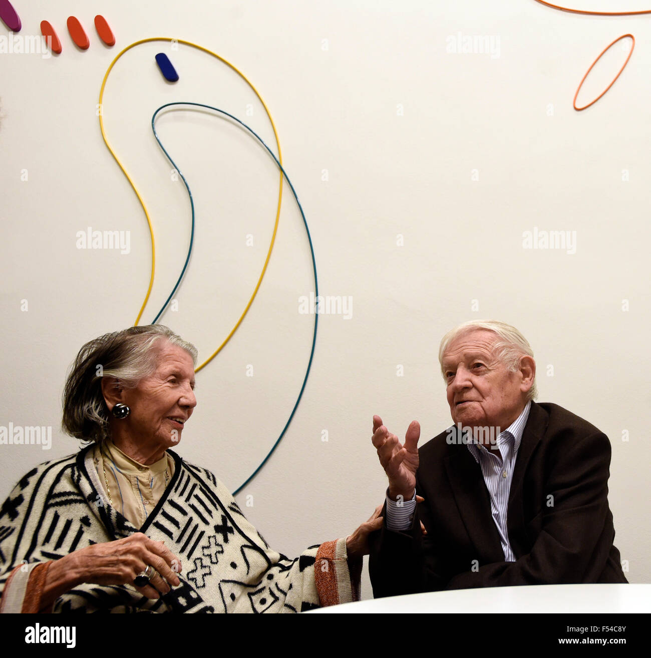 Prag, Tschechische Republik. 27. Oktober 2015. Ausstellung Karel Malich 91 91. Geburtstag des Malers und Bildhauers Karel Malich (rechts) beginnt in Prag, Tschechische Republik, 27. Oktober 2015. Im Bild links Kunstsammler und Mäzen der Kunst Meda Mladkova. © Roman Vondrous/CTK Foto/Alamy Live-Nachrichten Stockfoto